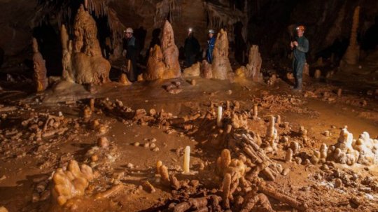 #Prehistoire : Grotte de Bruniquel découverte d'une structure aménagée vieille de 175  000 ans @prefetLRMP @CNRSMip @INEE_CNRS @Tvlocale_fr 