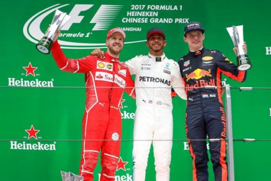 F1actu : Hamilton l'emporte devant Vettel en Chine pour un Grand Prix longtemps indécis.