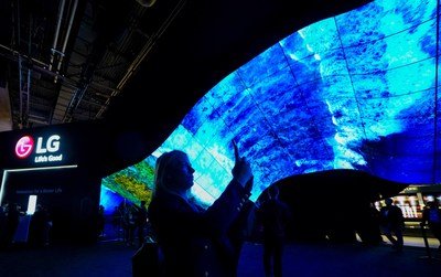 Les participants du @CES une fois de plus ébahis par le kiosque spectaculaire de LG, ses technologies de « vagues » OLED et sa zone « fontaine » @LGCanada