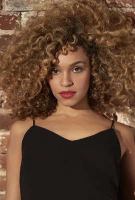 Cacharel a le plaisir d'annoncer que la chanteuse Izzy Bizu sera le visage de son nouveau parfum, Yes I Am.    