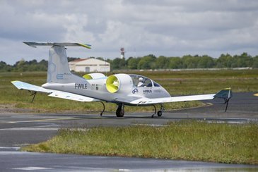 Le lundi 16 décembre 2019  L’avion électrique E-FAN 1.0 d'Airbus Innovation rejoint la collection du musée aeroscopia @GManatour @aero_scopia 