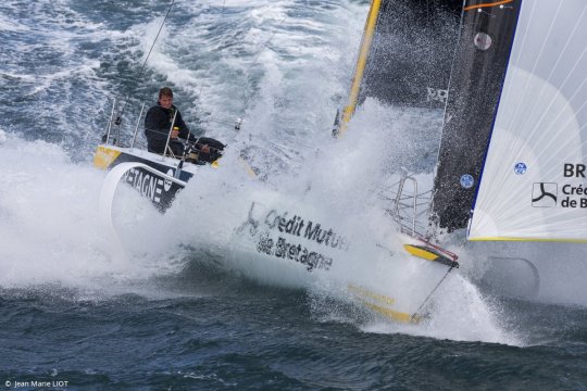 Solitaire URGO LE FIGARO 03 juin 2019 - 06h07: Michel Desjoyeaux en tête de course à la bouée de Bourgenay @LaSolitaire_50e