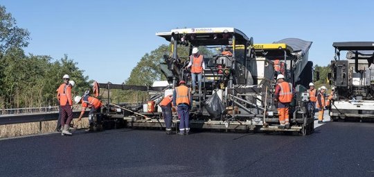 Eurovia, en collaboration avec VINCI Autoroutes, réalise la première « route 100% recyclée » au monde @Eurovia_Group @VINCI_fr