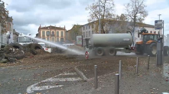 Manifestation des Agriculteurs qui perdent patience et prévoient de bloquer le réseau routier et autoroutier aux alentours de Toulouse #Agriculteurs en colère #Toulouse 