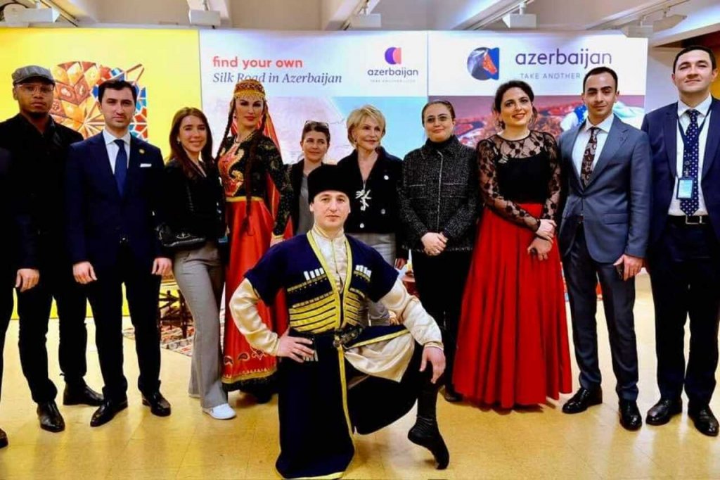 TV Locale Paris - 35e anniversaire du programme de la Route de la Soie : un concert inoubliable célébrant la beauté et la richesse des cultures du monde.