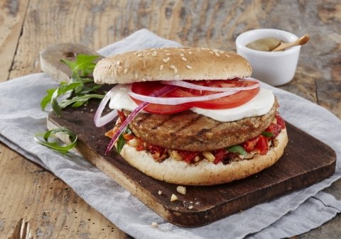 Recette végétarienne : Burger, steak de soja et blé, tomates, mozzarella