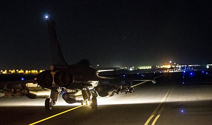 Attentats Paris : raid massif de l’aviation française contre le fief de l’État islamique en Syrie
