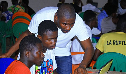 ENTREPRENEURIAT NUMÉRIQUE : LA FJN FORME 100 JEUNES A DABOU