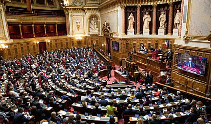 Vote au Sénat ! projet de loi ''consentement sexuel à 13 ans'' 344 Sénateurs 343 ont voté pour ce proje..