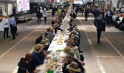 Pour ses 50 ans Le M.I.N. de Rungis fait Valider la Plus Grande Table du Monde par le Guiness World Records ..