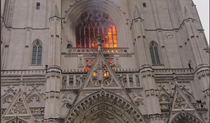 URGENT : La cathédrale Saint-Pierre et Saint-Paul de Nantes en Feu #CathedraleNantes