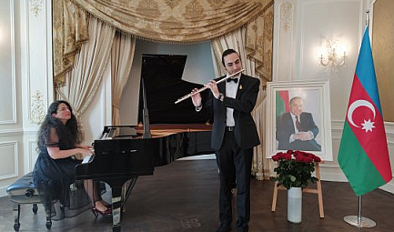Célébration à Paris, du 98e anniversaire de la naissance d'Heydar ALIYEV ancien Président de la Républi..