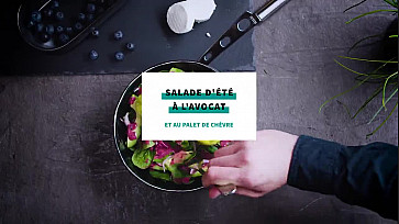Salade d'été à l'avocat et au palet de chèvre frais