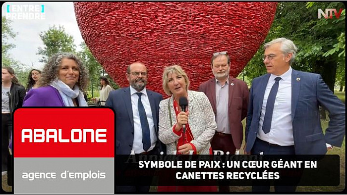Symbole de paix : un cœur géant en canettes recyclées