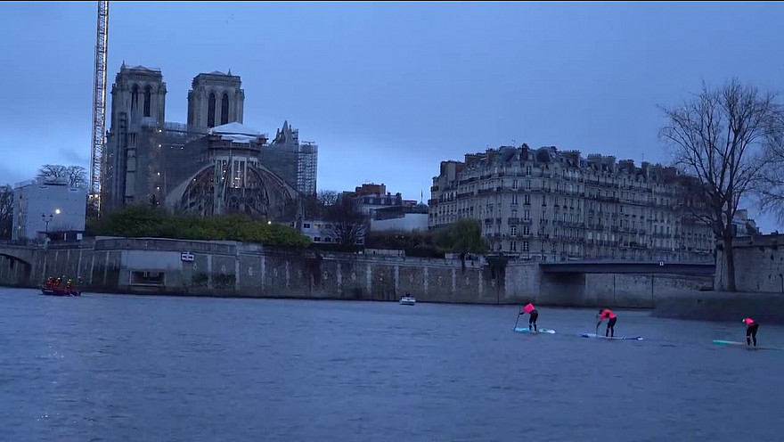 TV Locale Paris : course Internationale de Paddle au coeur de Paris en se début de Salon Nautique de Paris @NauticParis #Standuppaddle #NauticPaddle