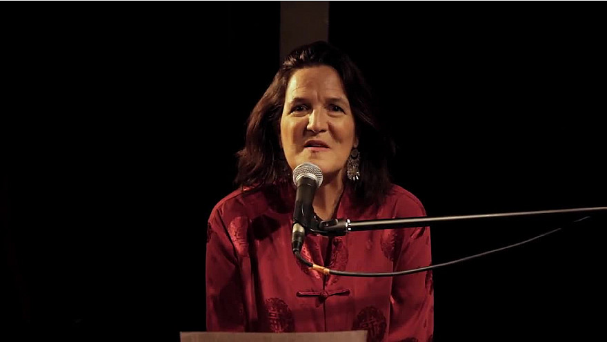 Caroline Harvey chante 'Les feuilles mortes'