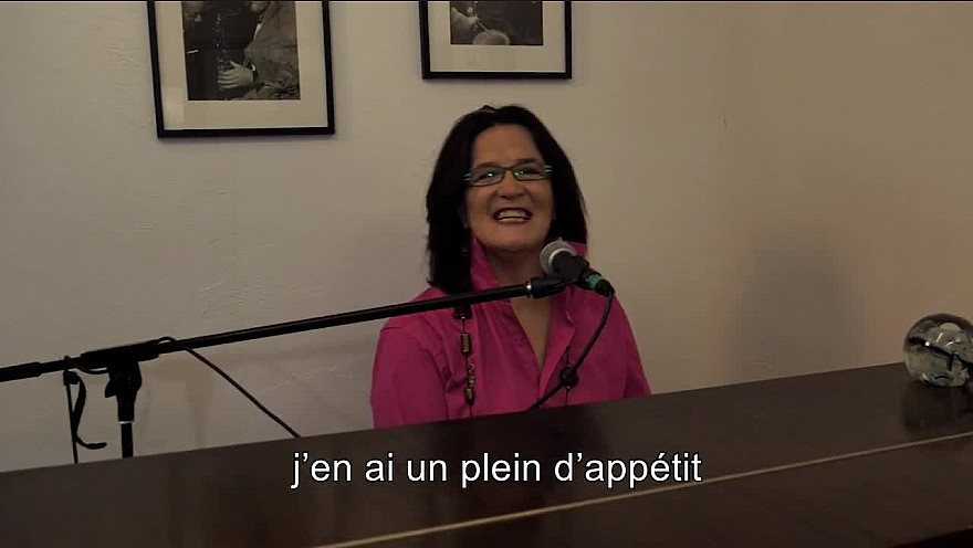 Caroline Harvey chante 'L'hymne à la vie'