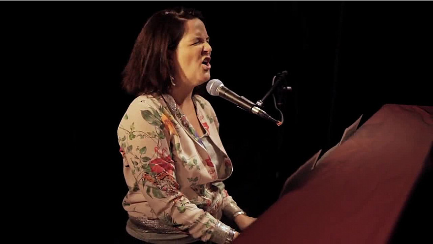 Caroline Harvey chante 'je m'voyais déjà'