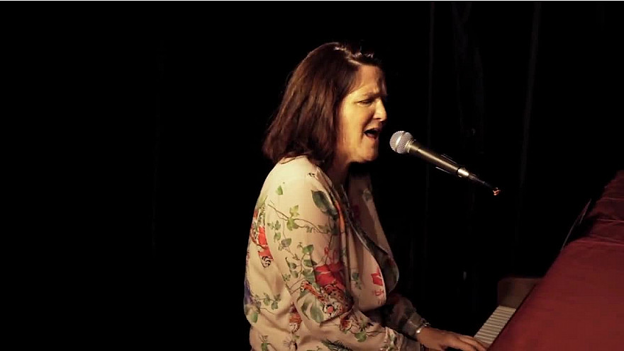 Caroline Harvey chante 'Mon pays'