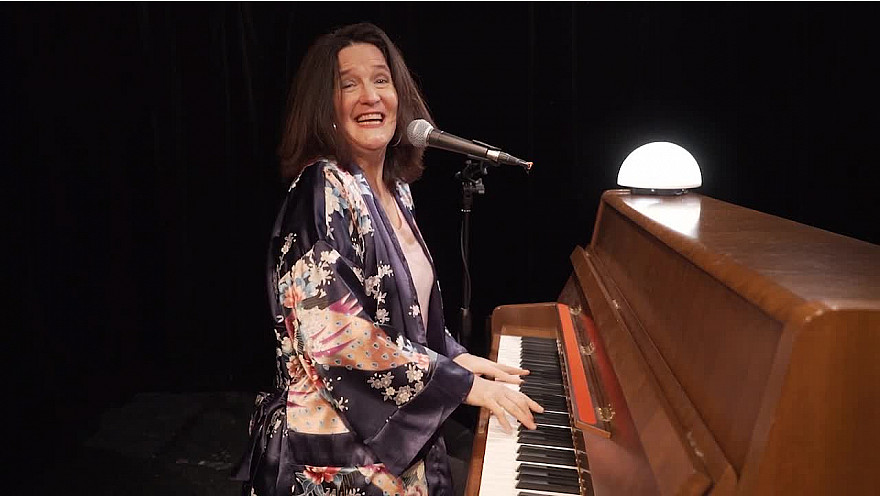 Caroline Harvey chante 'Joyeux anniversaire'