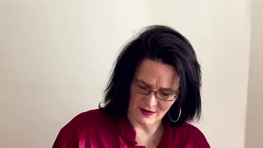 Caroline Harvey chante 'Je reviens chez nous'