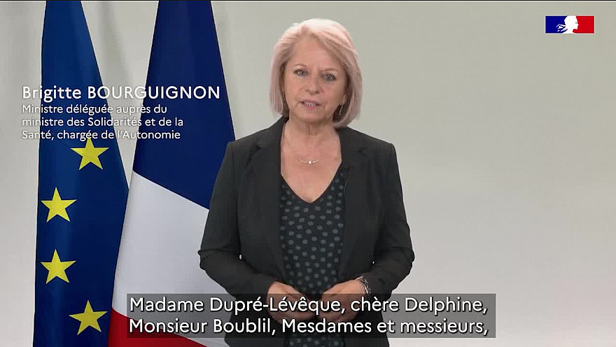 Mme la Ministre Mme Brigitte Bourguignon remet le prix 'Coup de Coeur' Résultat du concours de peinture Retraite Plus 2021 @BrigBourguignon