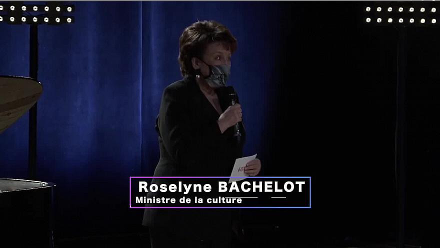 Roselyne BACHELOT ministre de la culture félicite les candidats lors de la finale du concours des ''Voix des Outre-mer' à l'Opéra Bastille.